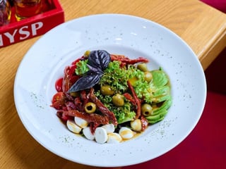 САЛАТ З В'ЯЛЕНИМИ ПОМІДОРАМИ