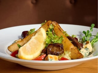 З КАРАМЕЛІЗОВАНОЮ ГРУШЕЮ ТА КУРЯЧОЮ ПЕЧІНКОЮ