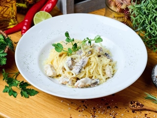 СПАГЕТІ З КУРЯЧИМ М'ЯСОМ ТА ГРИБАМИ