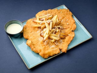 Hähnchenschnitzel mit Kartoffeln und Parmesan-Sauce