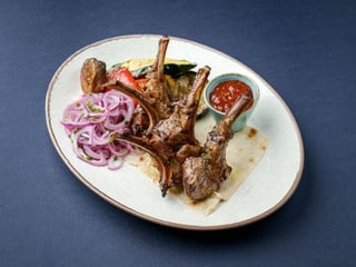 Gegrilltes Lammkarree mit Gemüse