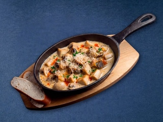 Rapana with Mushrooms in Cream Sauce