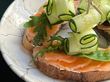 Тапас з гравлаксом із лосося та м’яким сиром (Tapas with salmon gravlax and soft cheese) 