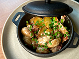 Запечена в казанку картопля з беконом та вершками (Baked potatoes with bacon and cream)