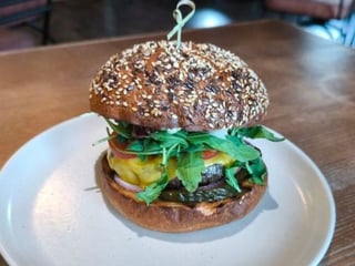 Бургер з телятиною та сиром Чедер (Burger with veal and Cheddar cheese)