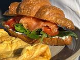 Омлет з круасаном з вершковим сиром та гравлаксом з лосося (Omelet with croissant with cream cheese and salmon gravlax)                                                        