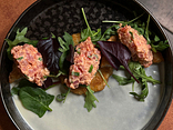 Рублений тунець на хрустких картопляних оладках (Chopped tuna on crispy potato pancakes)