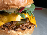 Бургер з рваною свининою (Burger with pulled pork)