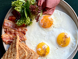 Яєчня з беконом та шинкою (Eggs with bacon and ham)                                                                