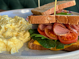 Скрембл із сандвічем з пастрамі (Scramble with a sandwich with pastras)                                