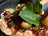 Шніцель з телятини та молодої картоплі (Veal schnitzel with early potatoes)