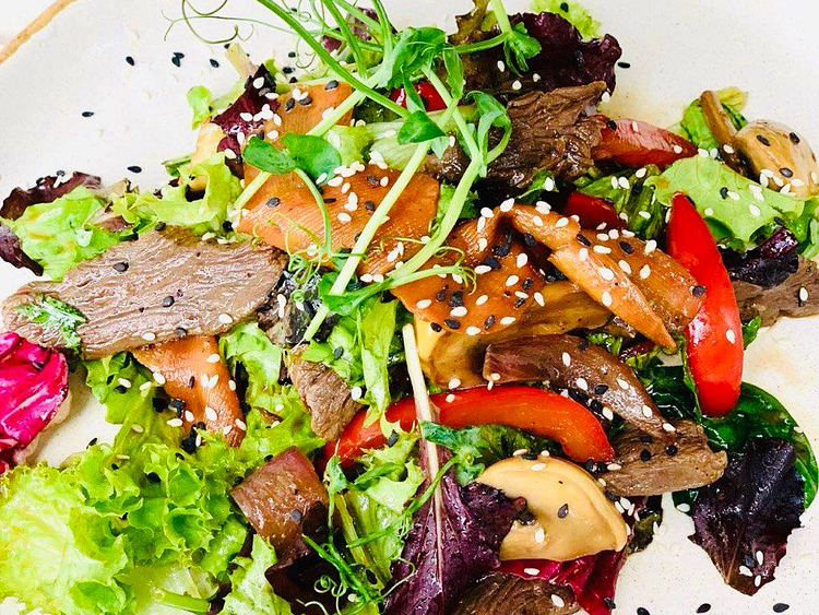 Салат теплий з яловичиною