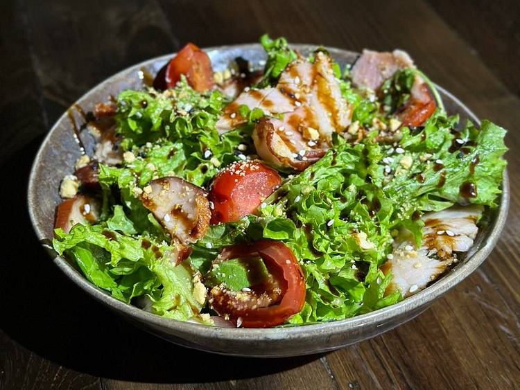 Теплий салат з беконом