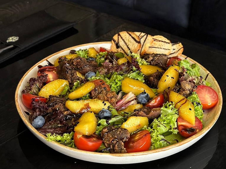 Салат з курячої печінки та яблук