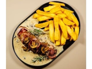 VEPŘOVÁ PANENKA, STEAKOVÉ HRANOLKY, ŽAMPIONOVÁ OMÁČKA