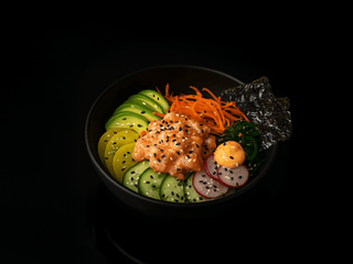 Poke bowl losos