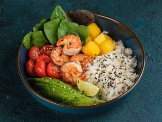 Боул з креветками та манго