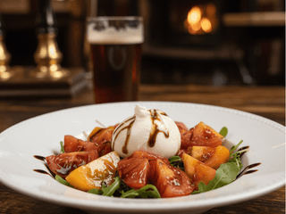 Burrata ar tomatiem, rukola salātu lapām un olīveļļu