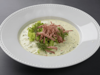 Aukstā kefīra zupa ar tītara pastrami