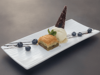 Baklava ar vaniļas saldējumu