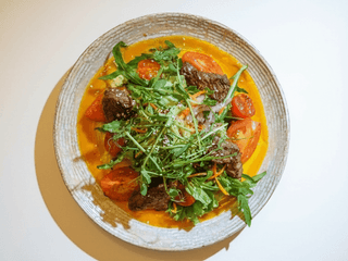 Теплий салат з телятиною та томатами на манговому пюре