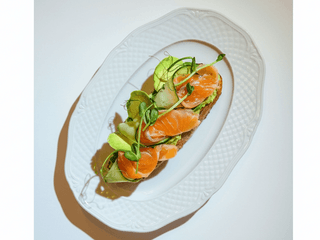 Брускета з лососем гравлакс та авокадо