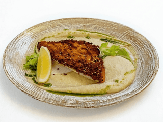 Філе дорадо або сібаса з кунжутною скоринкою та пюре з селери та цвітної капусти