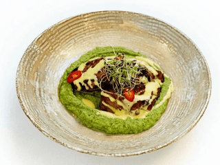 Курочка на грилі з пюре з броколі та сирним соусом