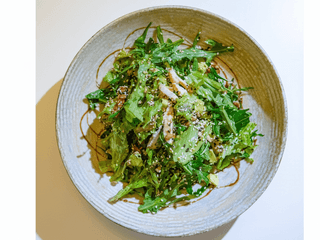 Салат з ніжною курочкою, авокадо та в'яленими томатами