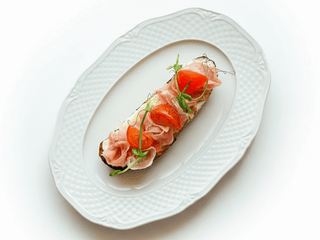 Брускета з прошуто та помідорами чері