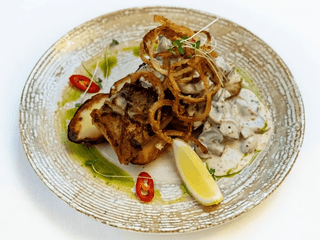 Філе коропа з картоплею та грибним соусом