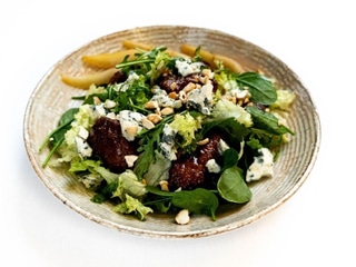 Салат з курячою печінкою, грушею та сиром Дорблю