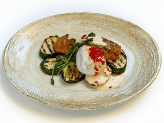 Лосось з цукіні, яйцем пашот та червоною ікрою