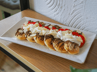 Mini palacinky s jahodami, mascarpone a nutellou