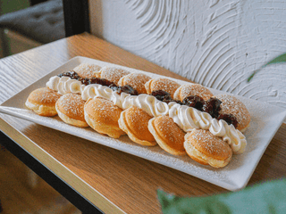 Mini palacinky s čerešňovým džemom a mascarpone