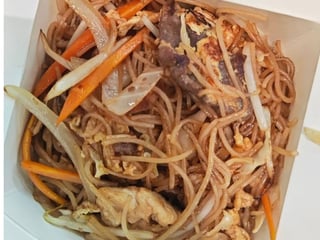Fideos de la casa (pollo, ternera y gamba)