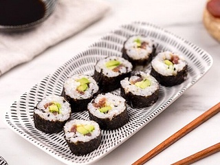 Maki atún con aguacate (8 unidades)