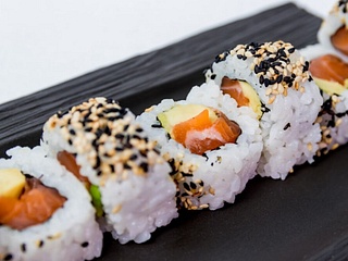 Uramaki salmón y queso (8 unidades)