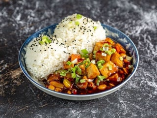 46. Gong Bao tofu z warzywami i ryżem🌶️