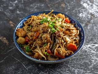 25. Makaron z wieprzowiną i warzywami