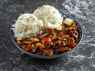 20. Wołowina z warzywami w sosie z czarnego pieprzu, z ryżem🌶️