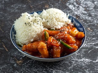 15. Gu Lao - kurczak w cieście, z ananasem, w sosie słodko-kwaśnym, z ryżem