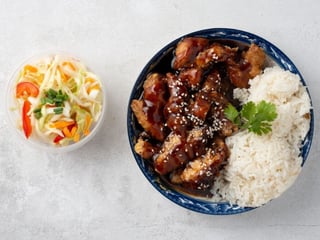 16. Kurczak po Szanghajsku z ryżem i surówką