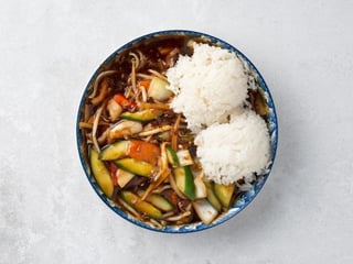 48. Ryż z warzywami w sosie sojowym