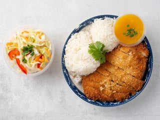 13. Chrupiący kurczak Panko z ryżem i surówką