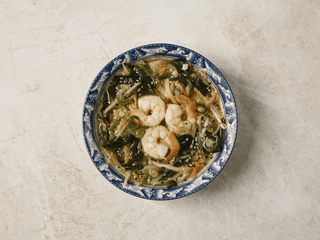 8. Orientalna z krewetkami rólewskimi, makaronem pszennym i warzywami