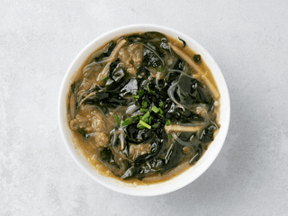 7. Hai Tai z wołowiną, algami wakame  i makaronem szklistym