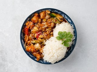 14. Gong Bao - kurczak z warzywami i orzechami ziemnymi w sosie słodko-ostrym, z ryżem🌶️