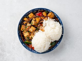 44. Tofu z warzywami w sosie z czarnej fasoli, z ryżemem🌶️