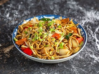 50. Makaron z warzywami w sosie sojowym